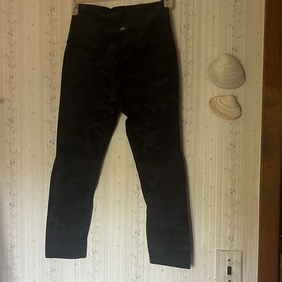Lululemon Align High Rise Crop Capri Size 2 Black Camo - Picture 4 of 7